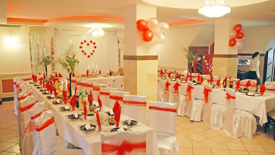 Sala del restaurante preparada para una recepción