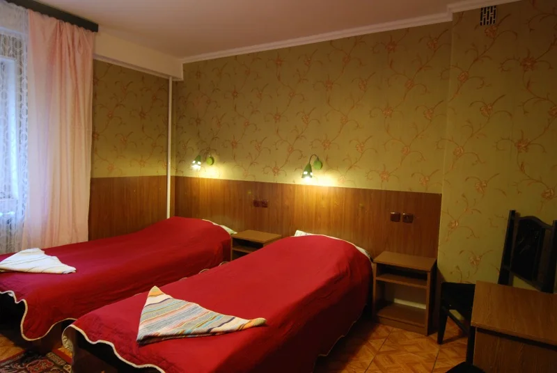 Habitación doble con colchas rojas