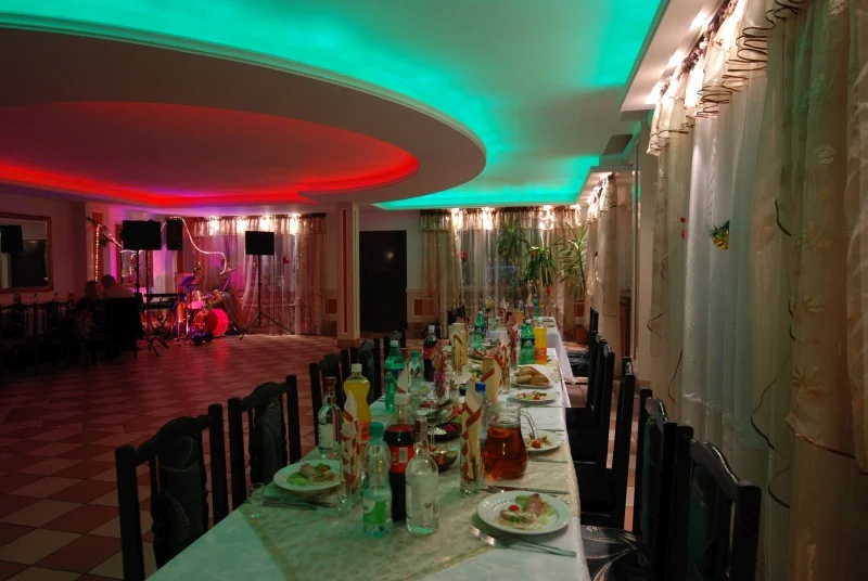 Restaurante preparado para una recepción nocturna