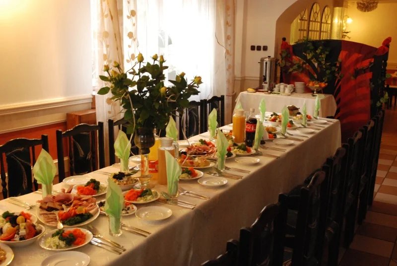 Mesa en el restaurante preparada para una recepción