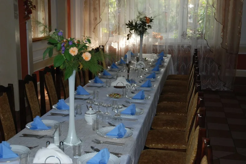 Mesa larga preparada para los invitados