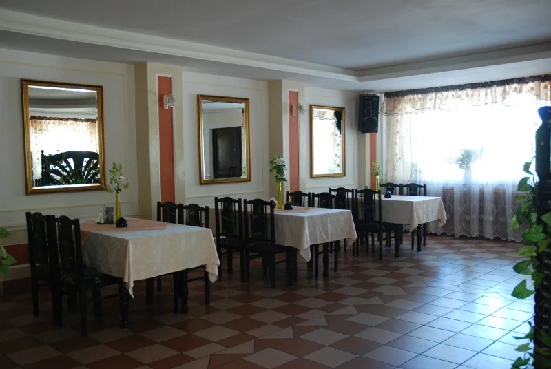 Sala luminosa del restaurante del Hotel La-Musica