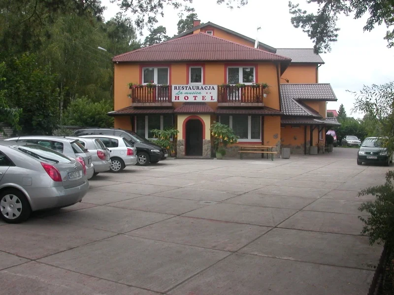 Edificio del hotel y aparcamiento